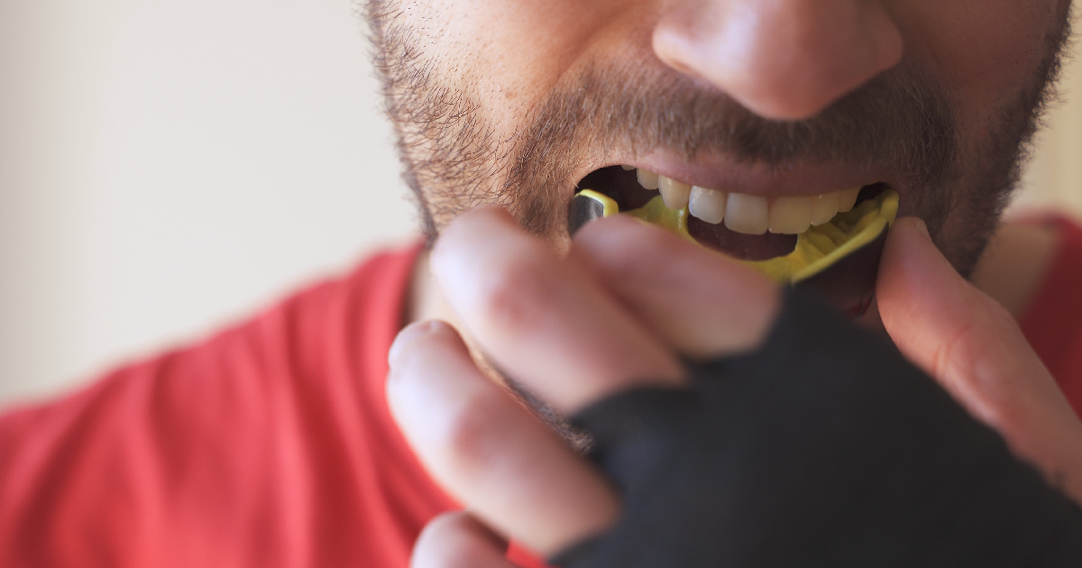 Deportista poniéndose su protector bucal
