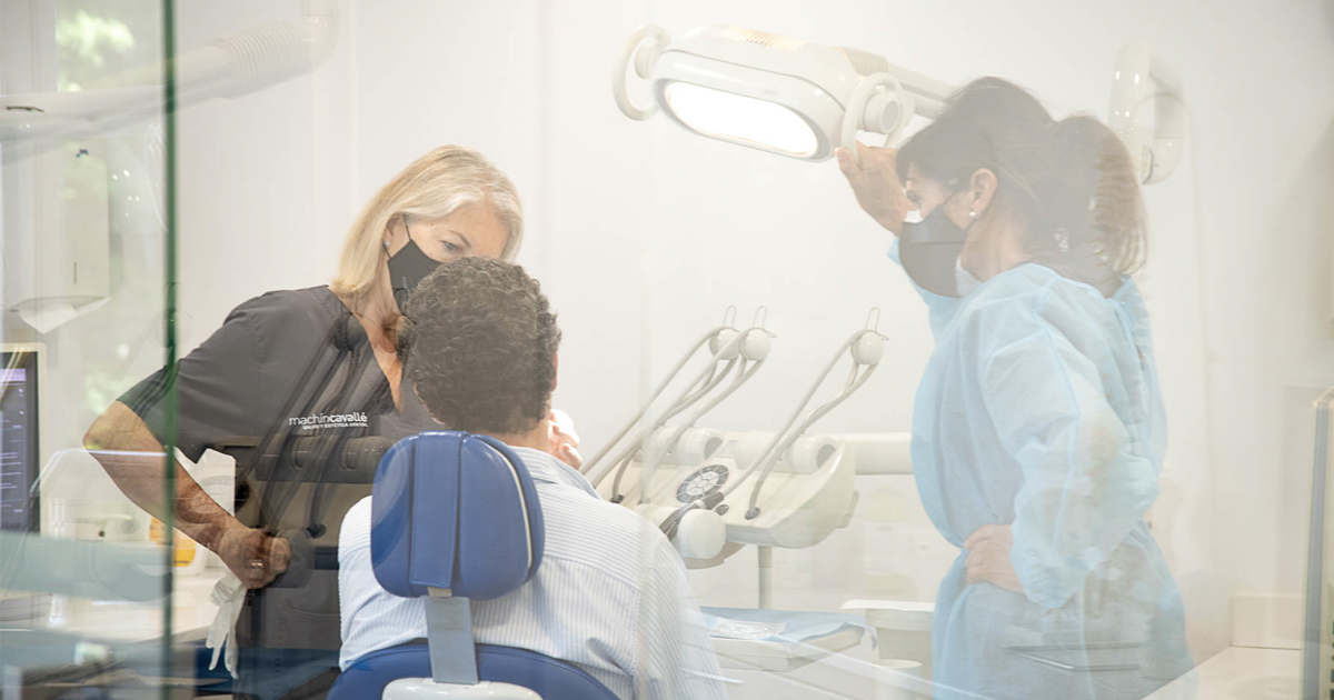 Doctoras tratando candidiasis oral