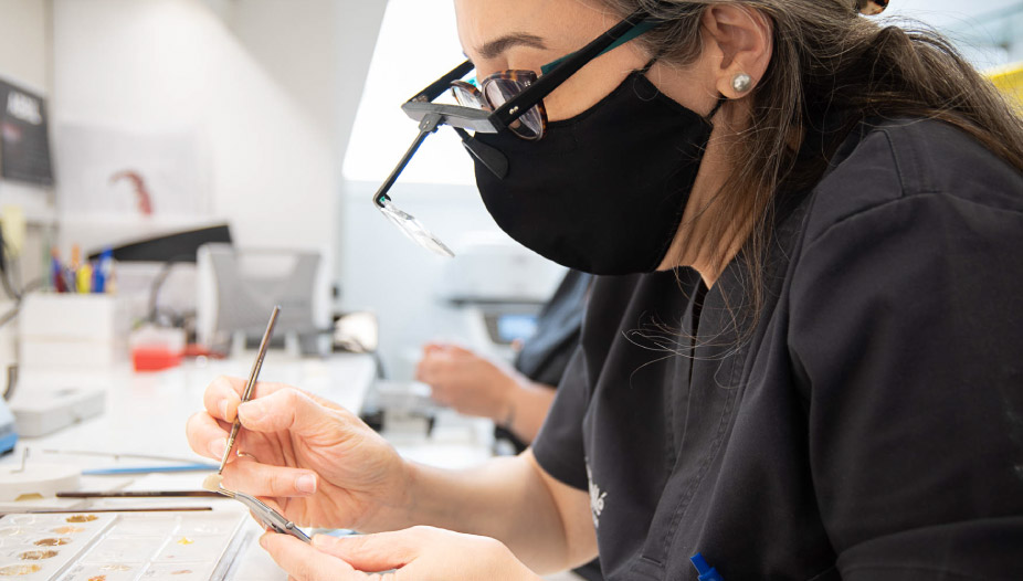 Carilllas dentales siendo preparadas en laboratorio