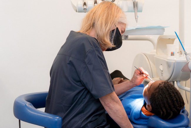 Revisión de paciente infantil en nuestra clínica dental en Oviedo