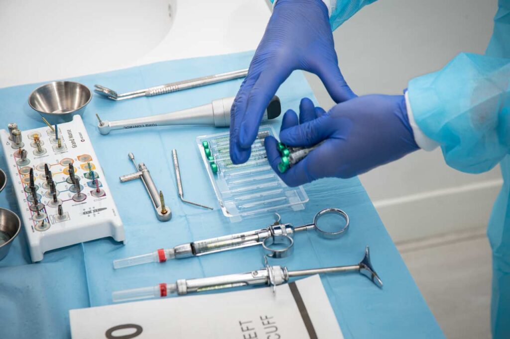 Instrumentación preparada para intervención dental con anestesia