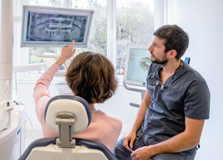 Dr. Alfonso con paciente en nuestra clínica dental en Oviedo
