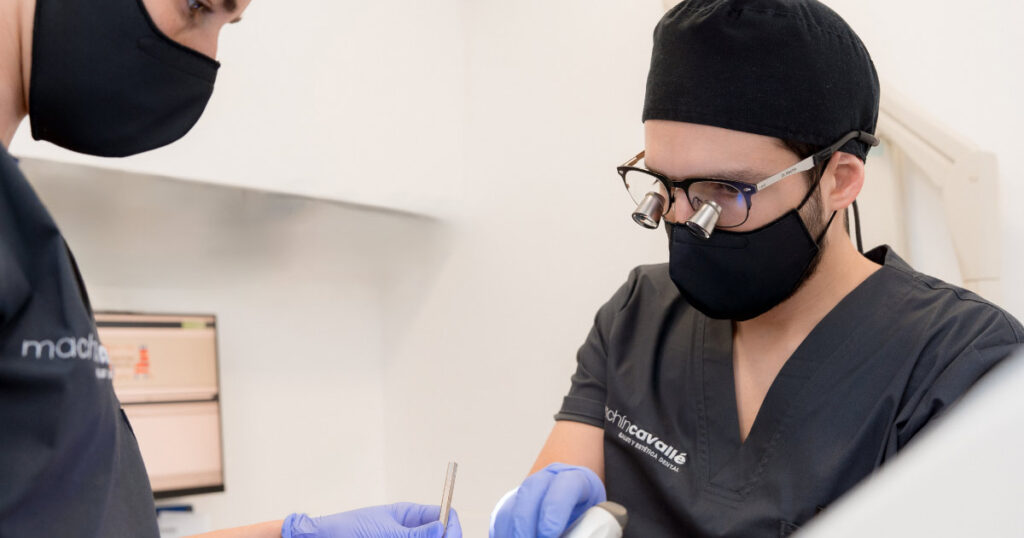 Dr. Alfonso Machín en gabinete con paciente de implantes dentales