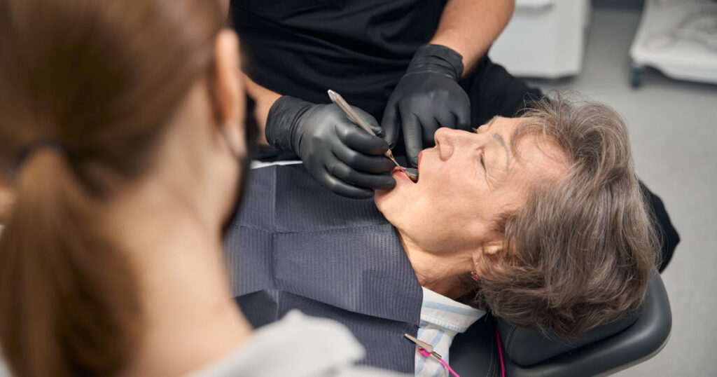 Implantes dentales en pacientes mayores
