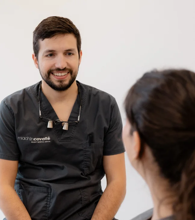 Dr. Alfonso con paciente durante primera visita