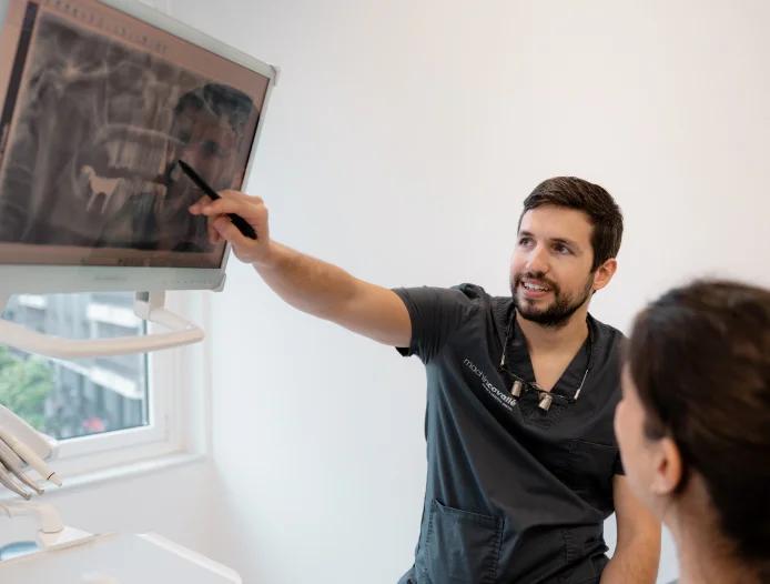 Dr. Alfonso Machín con paciente en nuestra clínica dental