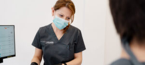 María con paciente en nuestra clínica dental en Oviedo