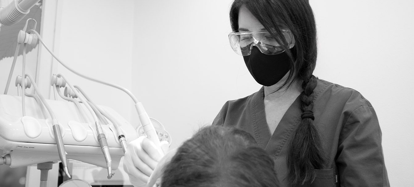 Mª Jesús realizando tratamiento periodontal